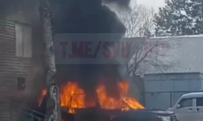 Очевидцы сняли уничтожение автомобиля огнем в Благовещенске 