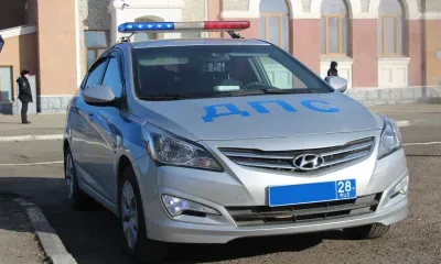 Грузовик перевернулся на трассе в Амурской области
