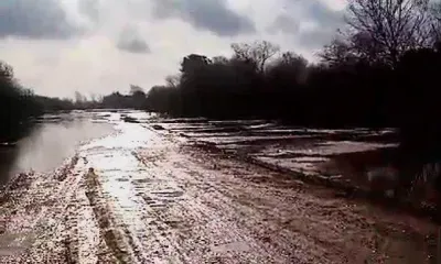 В объезд направили транспорт после выхода воды на дорогу Введеновка - Февральск