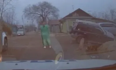  "Это же гонят": в Благовещенске пьяный водитель скатился в кювет на угнанной машине