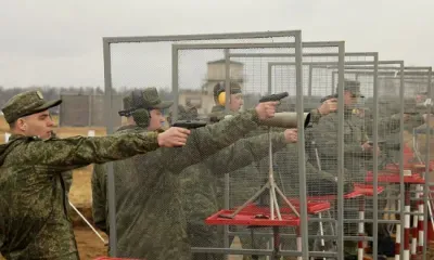 Военнослужащие соревнуются в скоростной стрельбе в Амурской области
