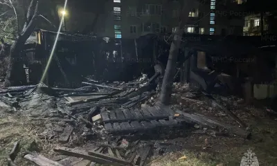 Горящая постройка "подожгла" многоквартирный дом в Свободном