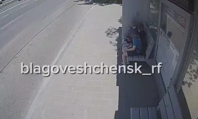 Нецензурные надписи оставили трое детей на остановке в Благовещенске