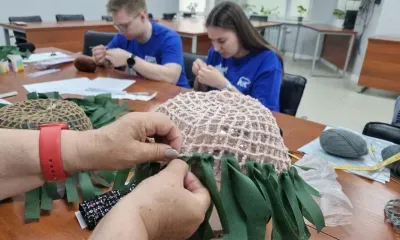 Нашлемники для бойцов СВО учат вязать амурчан
