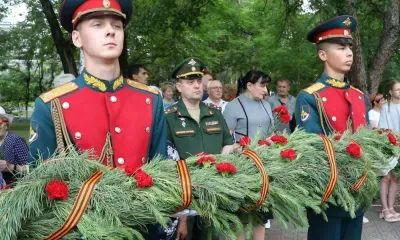 Военнослужащие возложили цветы к мемориалам в День памяти и скорби