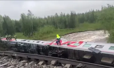 Пассажирский поезд сошел с рельсов в Коми