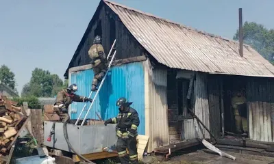 Баня и летняя кухня под одной крышей горели в Белогорске