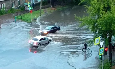 Воду с улиц после ливня откачивают днем и ночью в Благовещенске