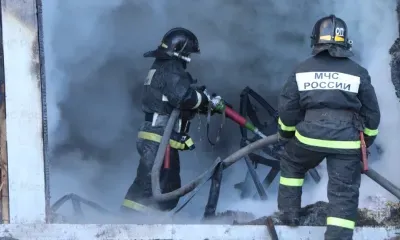 Сильный пожар уничтожил гараж в Благовещенске