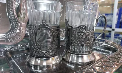 Чай с характером: символы СВО украсили подстаканники