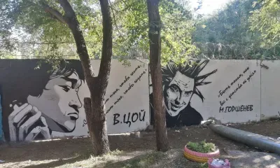 Уличная галерея с рок-музыкантами пополняется в Благовещенске