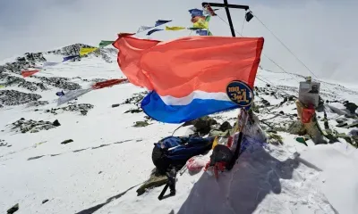 Флаг Амурской области водрузили на вершину хребта за рубежом