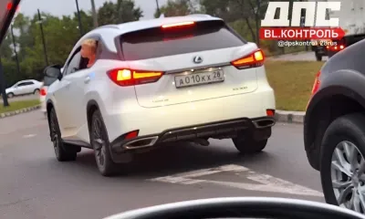 Ребенок высунулся в окно машины в Благовещенске 