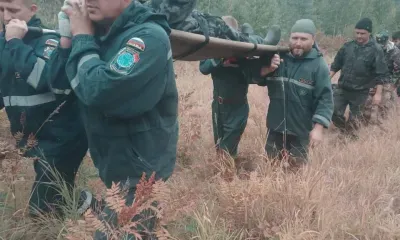 На носилках вынесли из леса мужчину, собиравшего ягоды