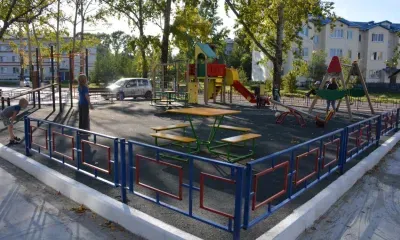 Шоу-программой открыли обновленный двор в Белогорске