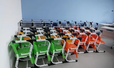 Сборку мебели ведут в обновляемой школе Свободненского района