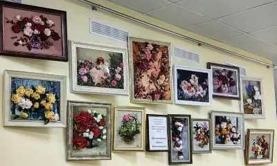 Картины мастерицы украсили холл администрации Тындинского округа