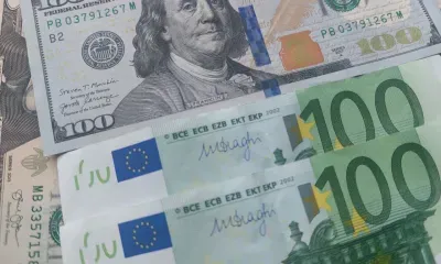 Старые доллары не принимают у россиян за границей