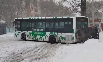 Автобусы выталкивают из сугробов пассажиры в Благовещенске