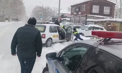 Машины ГАИ высвобождали из снега в Приамурье