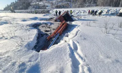 Тело пропавшего рабочего ищут в Приамурье, его экскаватор упал в водоем