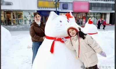 Десятки снеговиков решили слепить на одной улице в приграничном Китае