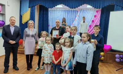 Многодетным амурчанам вручили частичку семейного очага