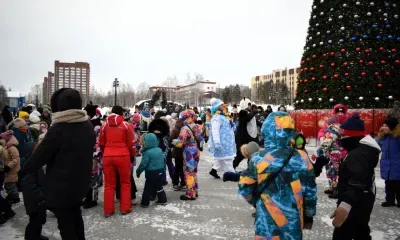 Огни зажгли на главной городской елке Тынды