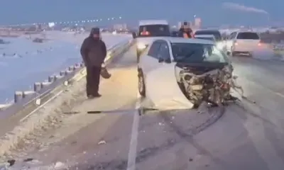 Две машины затруднили проезд на дороге к мосту через Зею