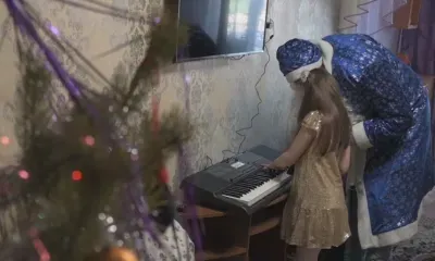 Синтезатор к Новому году подарил девочке сенатор от Амурской области