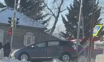 Дорожный знак и светофор стали жертвами аварии в Благовещенске