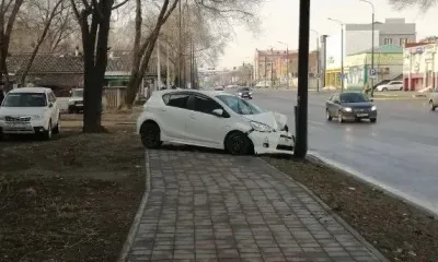 Лихач врезался в опору освещения в Благовещенске