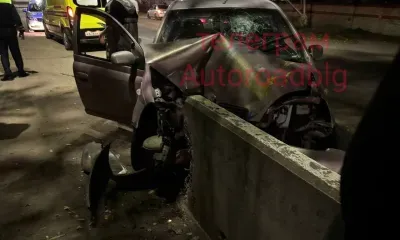 Молодой водитель без прав врезался в ограждение в Благовещенске