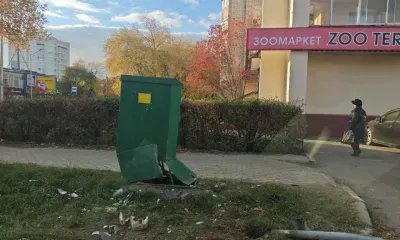 Дорожный знак и электрощитовой ящик повредила пьяная автомобилистка в Благовещенске