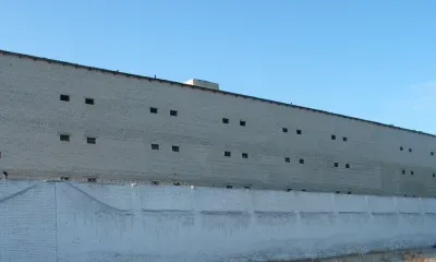 Мужчина в СИЗО демонстрировал сокамерникам нацистские татуировки на своем теле