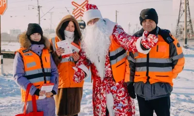 Железнодорожный Дед Мороз вышел на переезды ЗабЖД в Забайкалье и Приамурье поздравить водителей и пожелать им безаварийной езды в новом году 