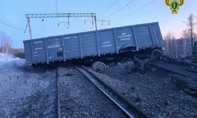 Последствия схода 35 вагонов грузового поезда ликвидируют в Амурской области