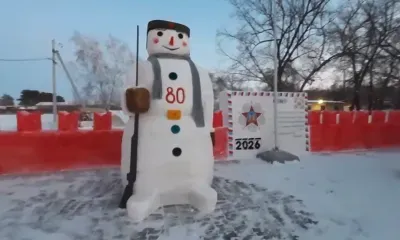 Снеговик-солдат стал центром композиции у школы Великокнязевки в Приамурье