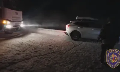 Автомобиль с семьей вытащили из снега в Амурской области