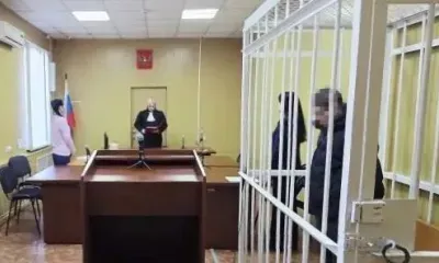 Мужчина, употребивший наркотики, избил пристава на крыльце суда