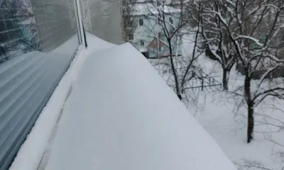 Жители Камчатки прыгают из окон в многометровые сугробы, подвергая себя опасности