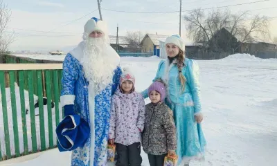 Более 700 новогодних подарков вручили корпоративные волонтеры ЗабЖД детям и пенсионерам Забайкалья и Приамурья