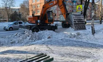 Работы продолжаются: в Благовещенске вывозят сугробы, оставшиеся после прошлой уборки