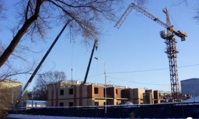 Соцсети: в Благовещенске разбирают кран после ЧП на стройке дома