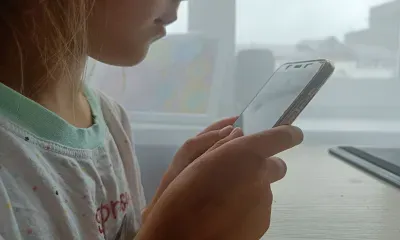 Детей мошенники заставляют фотографировать инфраструктуру за редкий артефакт