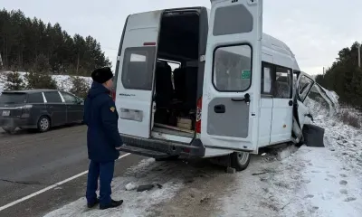Пять человек пострадали после столкновения автокрана и "Газели" под Свободным 