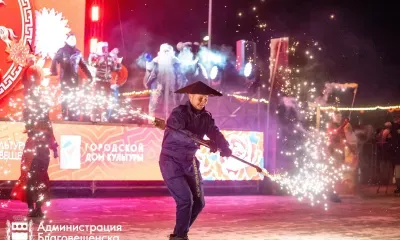 Новогодние персонажи России и Китая встретились в Благовещенске