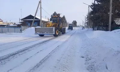 Уборку снега продолжают на трассах Амурской области и в Благовещенске