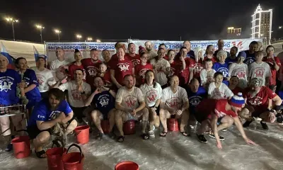 В Благовещенске десятки людей собрались на пляже и вылили на себя по ведру воды