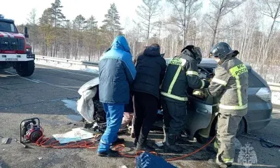 Спасатели помогли пострадавшей в тройном ДТП на трассе "Амур"